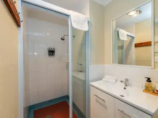 Scrbblygum Lodge bathroom
